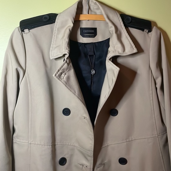 Danier Vintage Italian Leather Double
Breasted Jacket Size Small - Picture 2 of 13